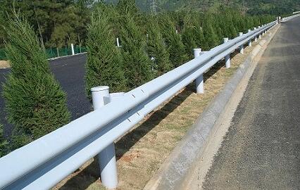 高速公路波形防撞护栏板具有保护作用