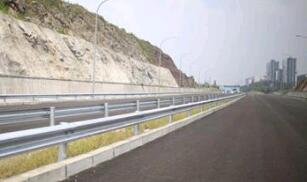 湖南波形护栏厂家浅谈高速公路防撞栏的重要性