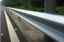 黄梅县为农村公路系上“波形护栏板安全带”