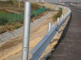 重庆高速公路的波形护栏板材质